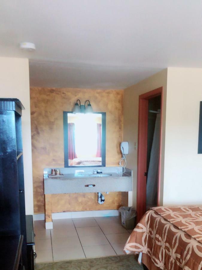 Sunflower Inn Галуоей Екстериор снимка