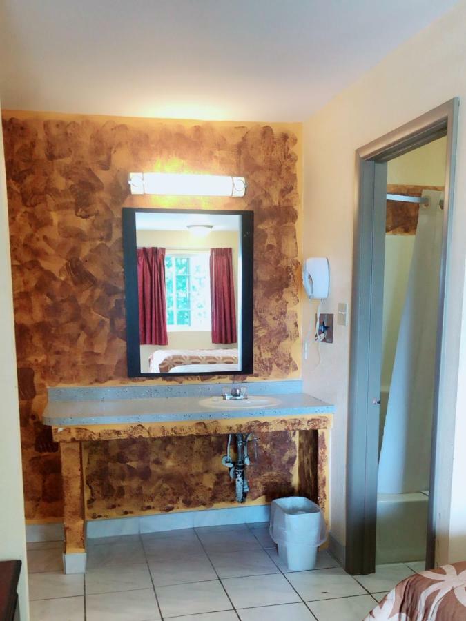 Sunflower Inn Галуоей Екстериор снимка